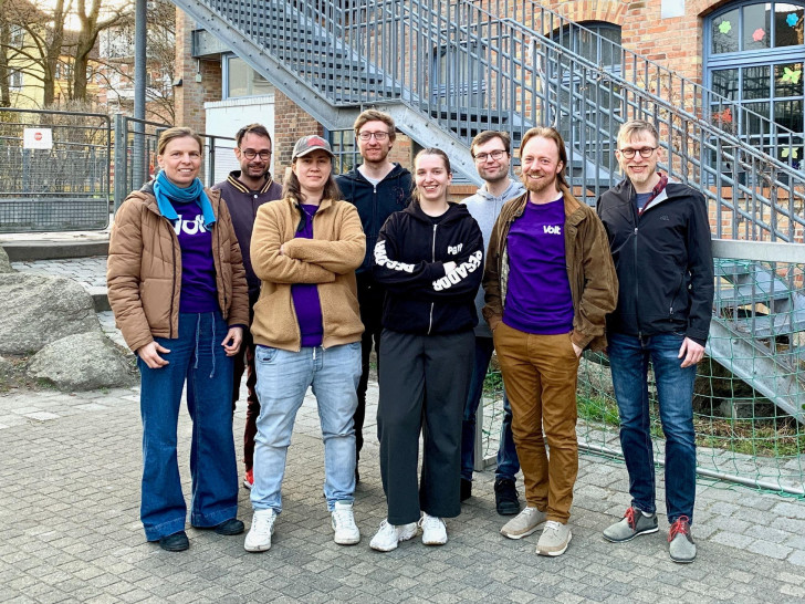 Das Team von Volt Braunschweig für die Kommunalwahl 2026 (von rechts): Thomas Behrens, Timothy Rathjen, Luca Stephan, Jette Grotelüschen, Martin Piepgras, Marie-Luise Richter, Joan Iñaki González Cabeza, Bettina Schreiner.