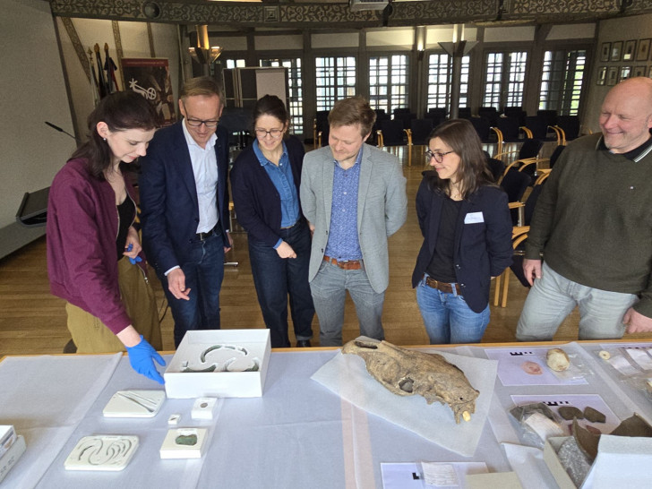 Thea Schuck NLD, Stadtbaurat Klaus Benscheidt, Claudia Schindler Stadt Wolfenbüttel, Tobias Uhlig NLD, Ulrike Lutterbeck Arcontor Projekt GmbH, Roger Fischer SAB WindTeam GmbH bei der Vorstellung der Funde im Rathaus.