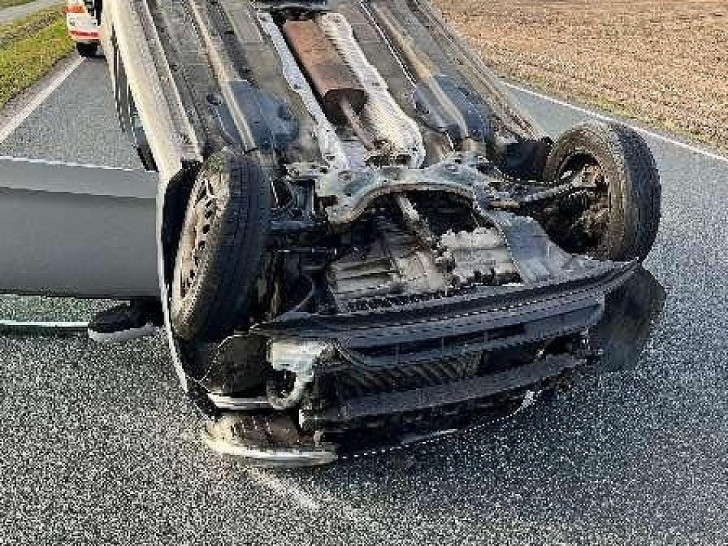 PKW auf dem Dach (Archiv)