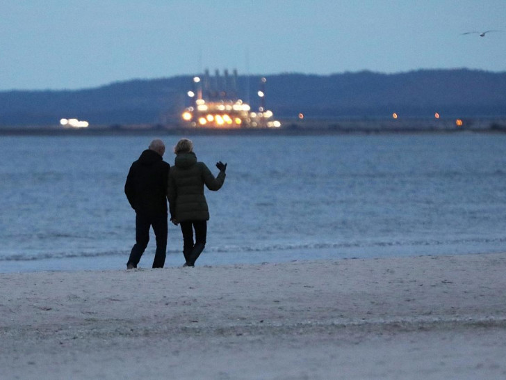 Paar geht am Strand spazieren