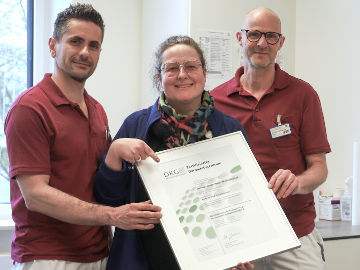 Christiane Lange Qualitätsmanagement, Dr. Dirk Edelhäuser (Leiter) und Dr. Tilmann Dreßel (Koordinator) des Darmkrebszentrums am Städtischen Klinikum Wolfenbüttel. 