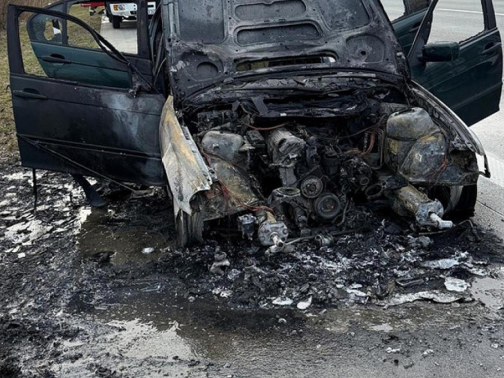 Der abgebrannte PKW (Archiv)