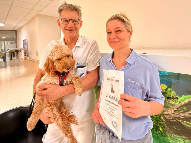  Gemeinsamer Grund zur Freude: Dr.med. Ralph Thinius, Chefarzt der NFR und der Klinik für Neurologie in der Asklepios Klinik Schildautal Seesen, Anja Pape Nieto, Physiotherapeutin, Lotte und Zeugnis.