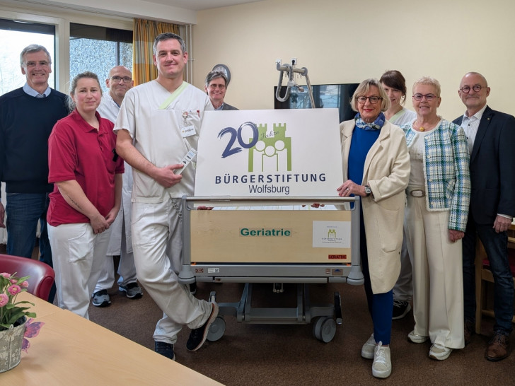 Die Vorstandsmitglieder der Bürgerstiftung Manfred Hüller (links) und Heidemarie Steinke (vierte von rechts) übergeben zusammen mit Jutta (zweite von rechts)  und Jürgen Anders (rechts) die Betten an das Team der Geriatrie im Klinikum Wolfsburg.