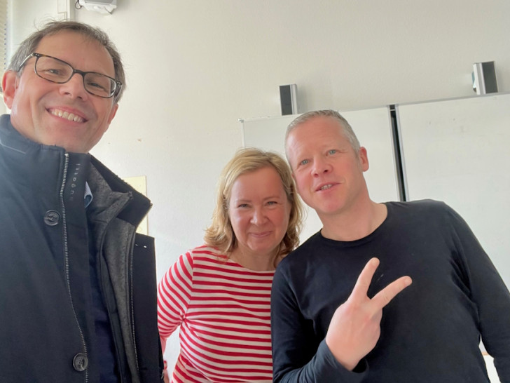 Knut Foraita (Lions Club Wolfenbüttel), Katharina Lienau (Theaterpädagogin des Lessingtheaters) und der Schauspieler Ronald Schober (v. li.).