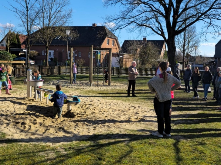 Die Kinder warten auf den Matsch.