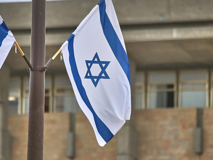 Israelische Fahne an der Knesset (Archiv)