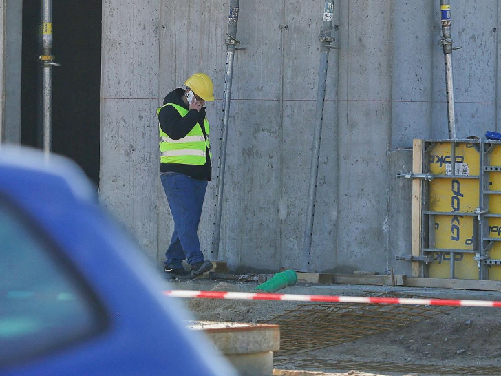 Bauarbeiter auf einer Baustelle (Archiv)