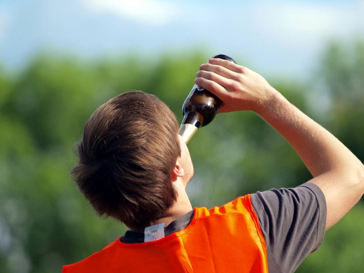 Biertrinkender Mann (Archiv)