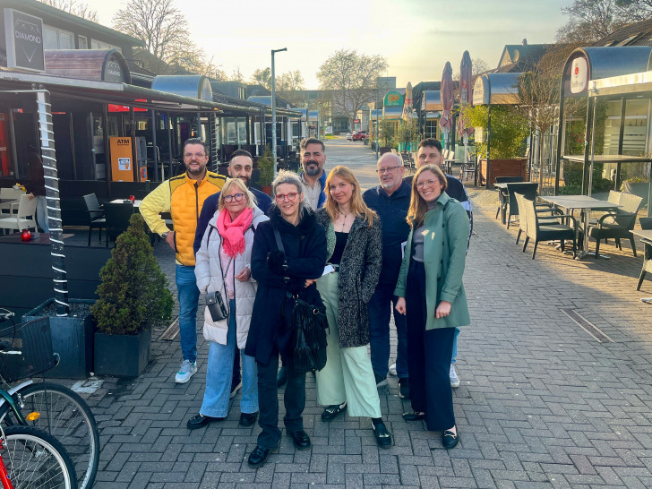 Vereinsmitglieder und Ortsbürgermeister Erich Schubert (2. v. r.) im Kaufhof