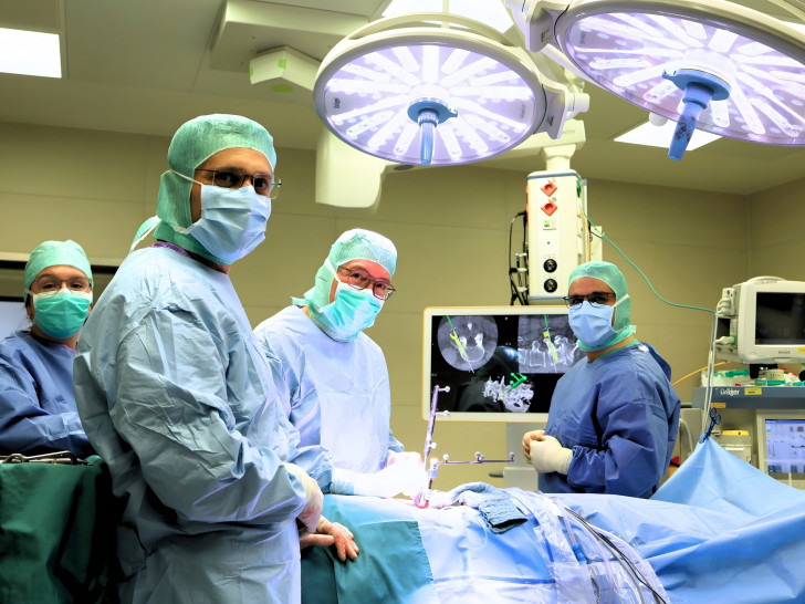 Prof. Dr. Klaus Zweckberger (3. v. l.) und sein Team während einer Wirbelsäulenoperation im Klinikum Wolfsburg. Loop-X und Neuronavigation unterstützen während des Eingriffs mit modernster Bildgebung.