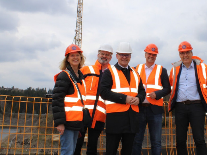 Besuch der Baustelle am Okerstausee (von links): Bürgermeisterin Petra Emmerich-Kopatsch, NLStBV-Präsident Timo Quander, Verkehrsminister Grant Hendrik Tonne, Goslars Landrat Dr. Alexander Saipa und Günter Hartkens, Leiter des rGB Goslar.