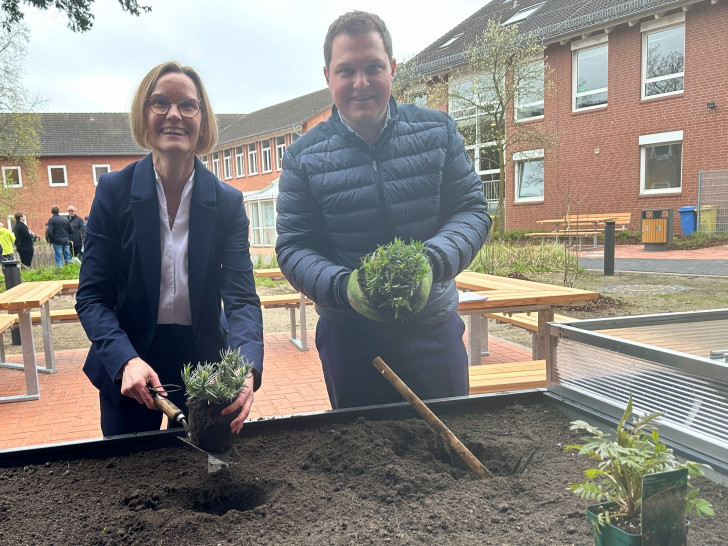 Schulleiterin Regina Ruge und Landrat Philipp Raulfs.