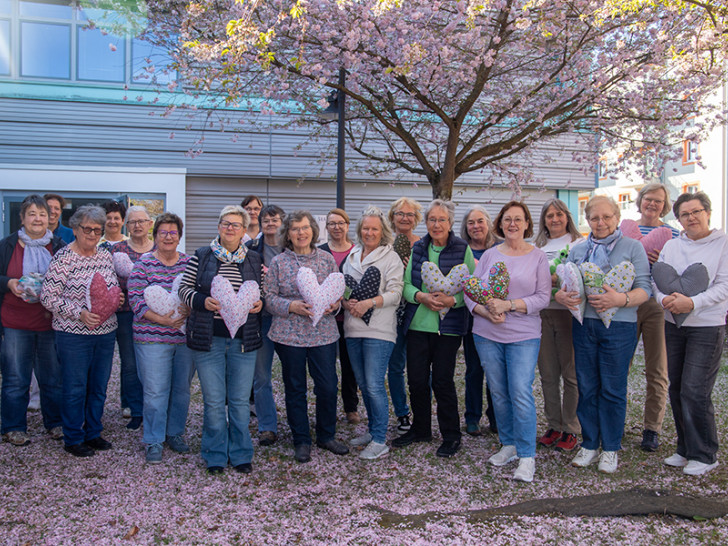 Zahlreiche Herzkissen und Kuscheltiere wurden am "Herzkissennähtag" angefertigt.