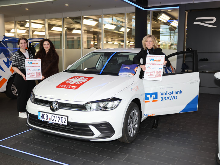 Annika Thätz (li.) und Doaa Ali freuen sich stellvertretend für den Caritasverband Wolfsburg e.V. über die Fahrzeugübergabe von Claudia Kayser, Direktionsleiterin der Volksbank BRAWO Wolfsburg. 