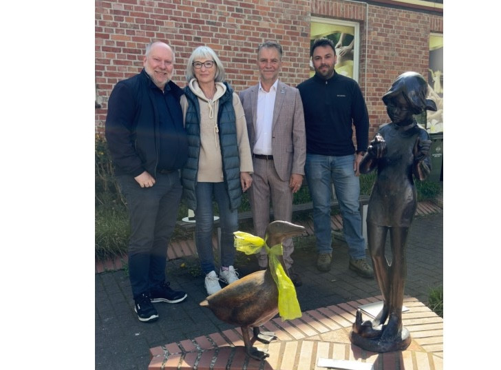 Freuen sich über die Gans: (von links) André-Georg Schlichting, Ulrike Köppe, Andreas Klaffehn und Robin Manca von der Stadtverwaltung.
