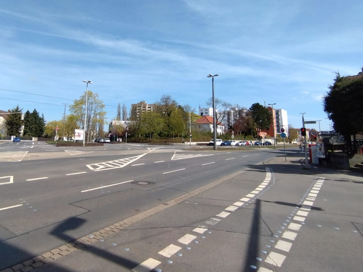 Hier folgt für Radfahrer an der Berliner Straße gleich ein äußerst schmaler Abschnitt (Archivbild).