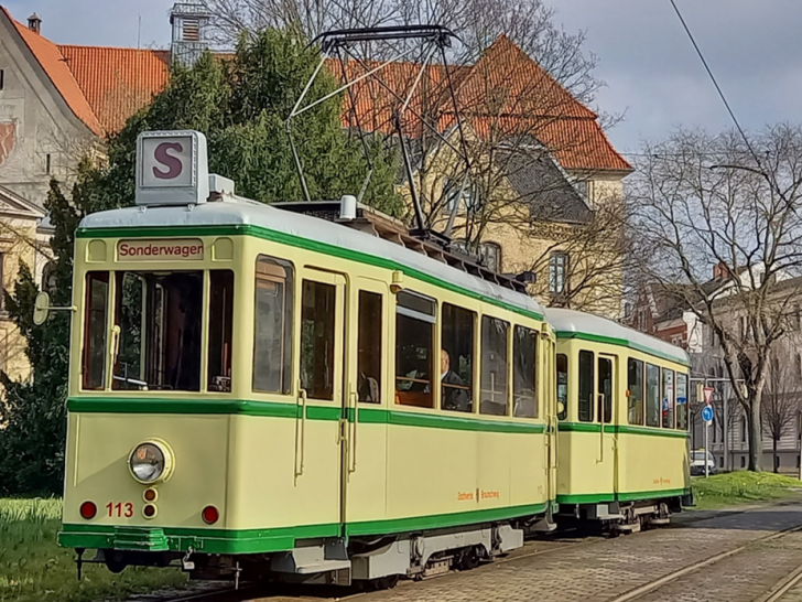 Unter dem Motto „Rundfahrten im Oldtimer“ geht es diese Mal mit historischen Straßenbahnen durch die Braunschweiger Innenstadt.