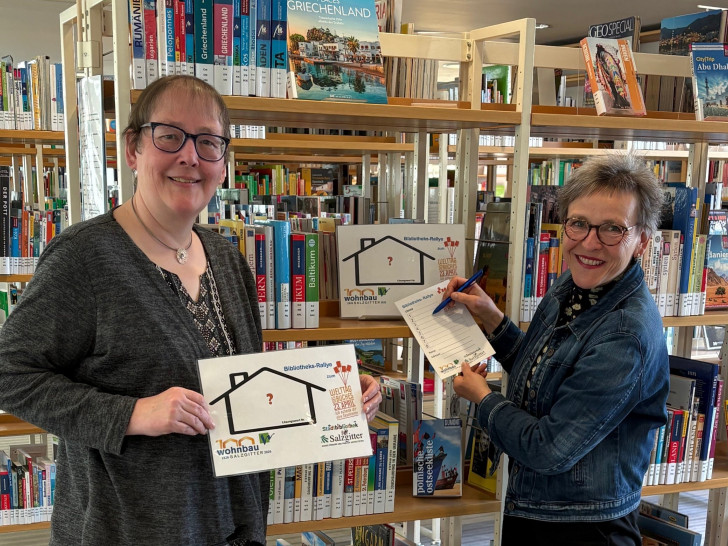 Petra Stürmer, Mitinitiatorin der Aktion von der Wohnbau Salzgitter, (links) und Sylvia Fiedler, Leiterin der Stadtbibliothek, freuen sich auf viele Teilnehmer am Welttag des Buches.