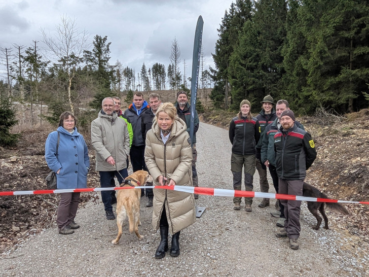 Oberbürgermeisterin Urte Schwerdtner eröffnet den sanierten Windeweg.