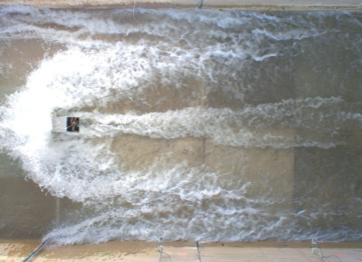 Im Großen Wellenströmungskanal haben die Forschenr verschiedene Tsunami-Wellen getestet.