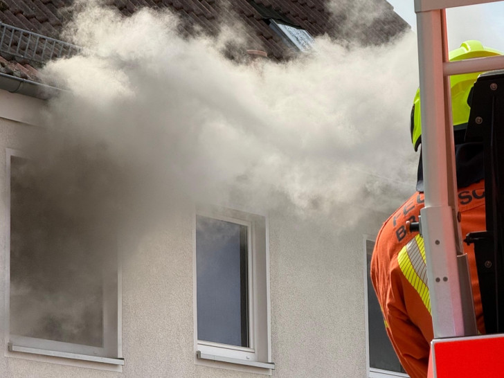 Aus einem der Fenster quoll dichter Rauch.