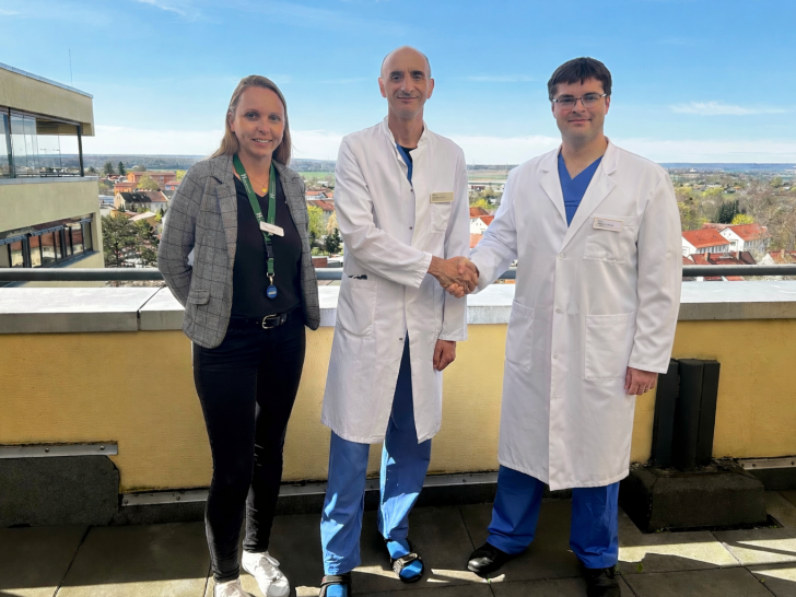 Generationenwechsel im Klinikum: (von links) Franziska Dräger, Verwaltungsleitung, Dr. Volker Quantz, ehemaliger Chefarzt und nun Oberarzt sowie Michael Metzger, Chefarzt, beide Abteilung für Anästhesie und operative Intensivmedizin