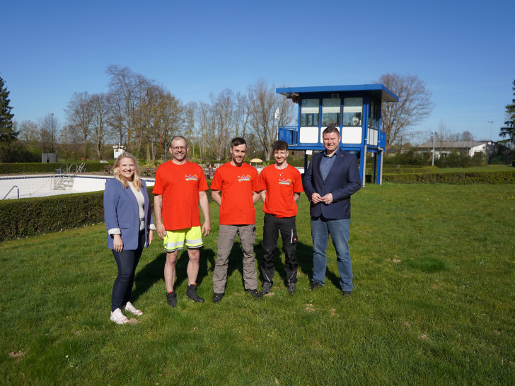 Christina Fritz, Jens Fenske, Kevin Grundke, Kevin Bröcker und Bürgermeister Nils Neuhäuser genannt Holtbrügge kündigen die baldige Eröffnung des Freibads an.