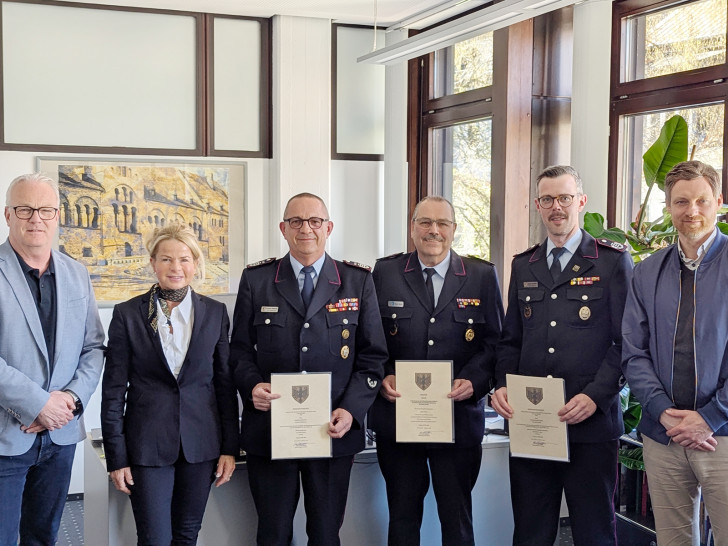 Der Stadtbrandmeister Christian Hellmeier (3. v. li.) mit seinem ehemaligen und künftigen Stellvertreter. Kevin Schmidt (2. v. re.) löst Frank Slotta (3. v. re.) ab. Oberbürgermeisterin Urte Schwerdtner hat soeben im Beisein von Tim Meißner (li.) und Sven Busse (re.) die Urkunden übergeben.