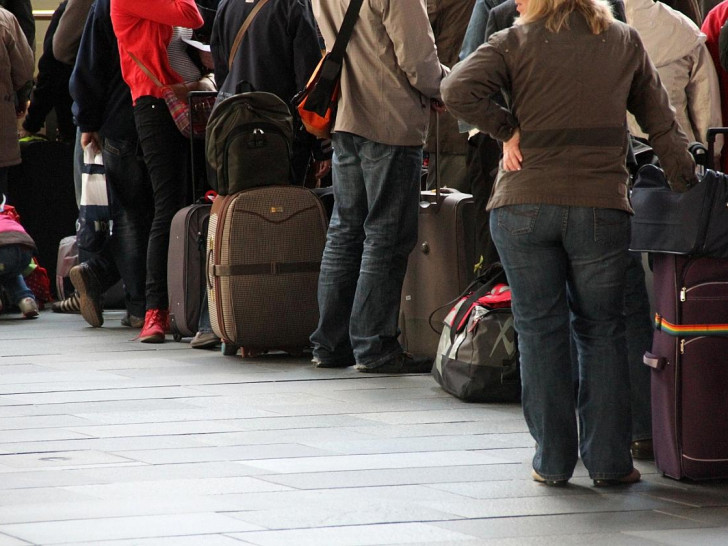Touristen beim Check-in am Flughafen