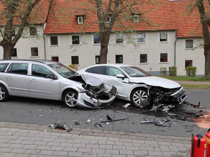 Diese beiden Fahrzeuge sind auf der Breiten Straße ineinander gekracht.