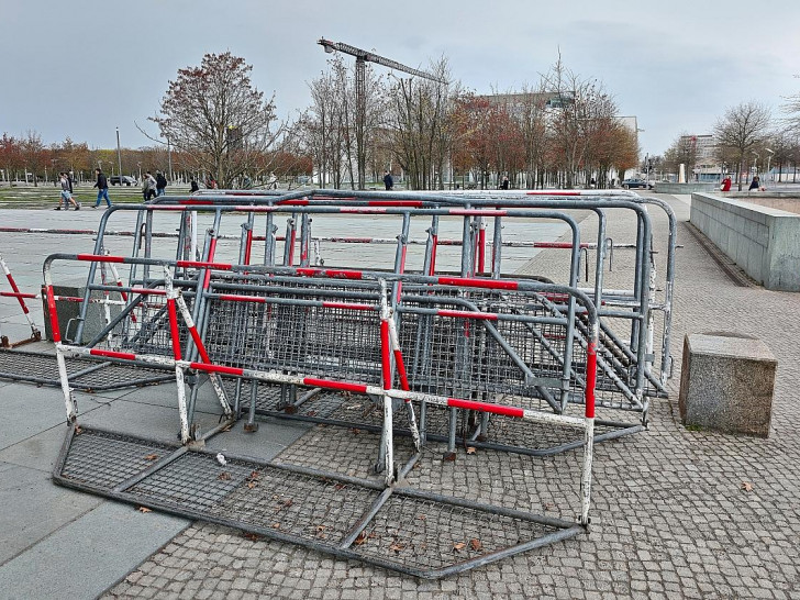 Absperrung vor dem Bundeskanzleramt am 13.04.2026