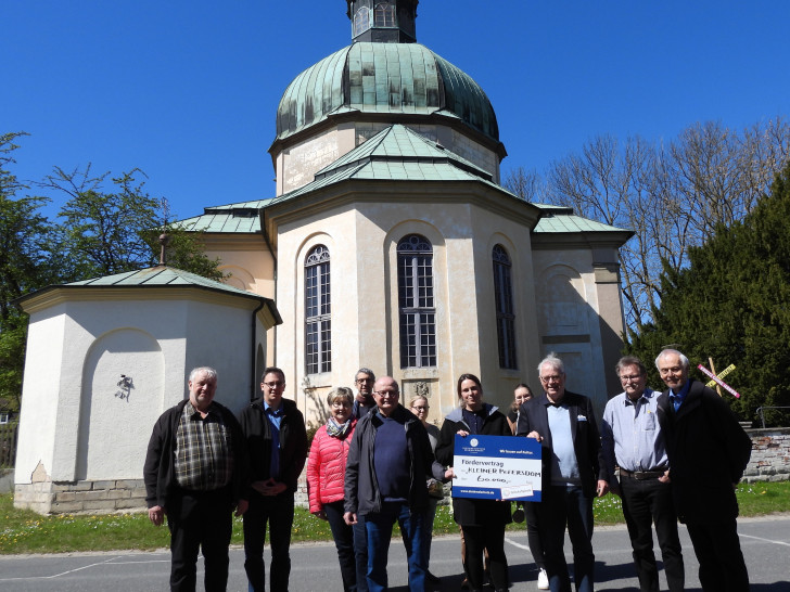 Bei der Spendenübergabe vor der St.Markus-Kirche in Equord.