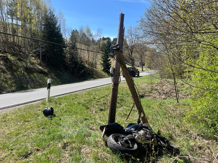 Auch der Telefonmasten wurde bei dem Unfall beschädigt.