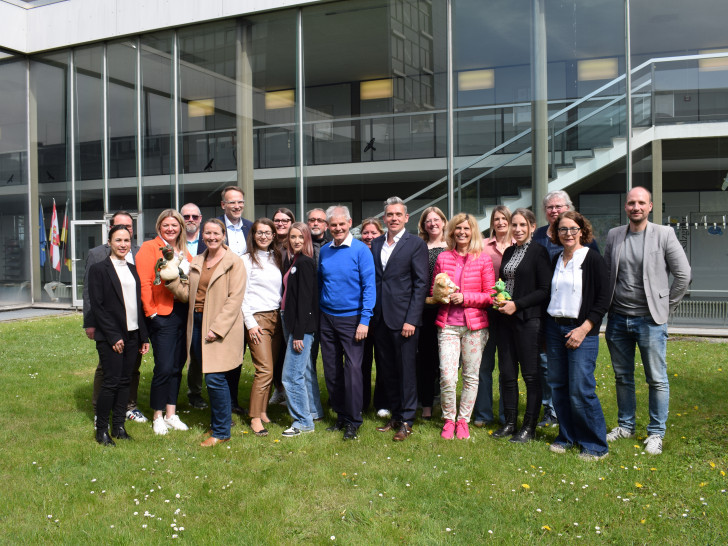  Gruppenbild der Teilnehmenden (erste Reihe zweite v. l. Anna Koch-Söchting (kommissarische Fachdienstleiterin Bildung der Stadt Salzgitter), fünfte v. l. Lisa Lauer (Leitung MITsprache Hamburg), Oberbürgermeister Frank Klingebiel und Alexander Wolf (Geschäftsführer der Stiftung Fairchance)