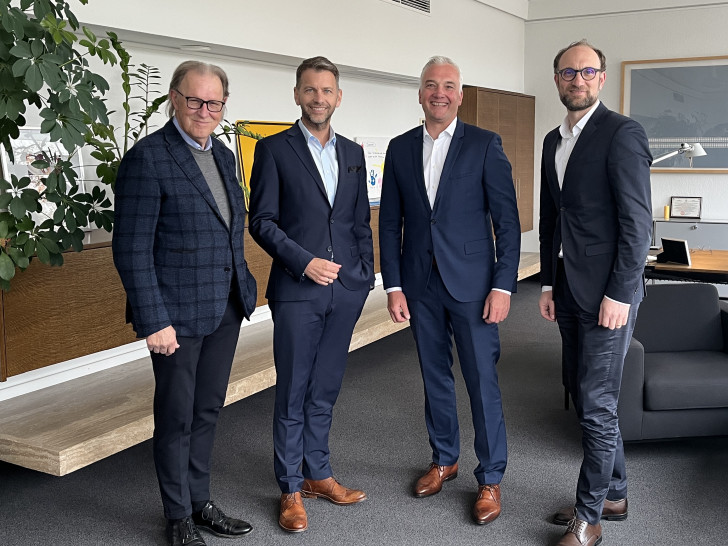 v. l. Harald Vespermann (Aufsichtsratsvorsitzender der WMG), Dennis Weilmann (Oberbürgermeister der Stadt Wolfsburg), Carsten van de Loo und Jens Hofschröer (Wirtschaftsdezernent der Stadt Wolfsburg und nebenamtlicher WMG-Geschäftsführer).