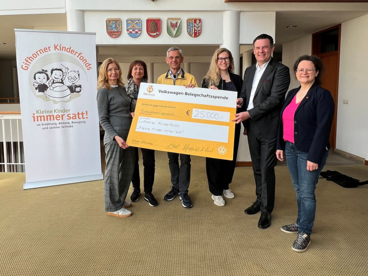 Freude bei der Spendenübergabe: (v.l.) Annette Hoffmann (Gifhorner Kin- derfonds), Anja Lind (Volkswagen Betriebsrat), Holger Ploog (Gifhorner Kinderfonds), Annika  Stappenbeck (Volkswagen Personalwesen), Matthias Nerlich (Bürgermeister der Stadt Gifhorn und Schirmherr des Gifhorner Kinderfonds), Susanne Preuk (Volkswagen Betriebsrat)