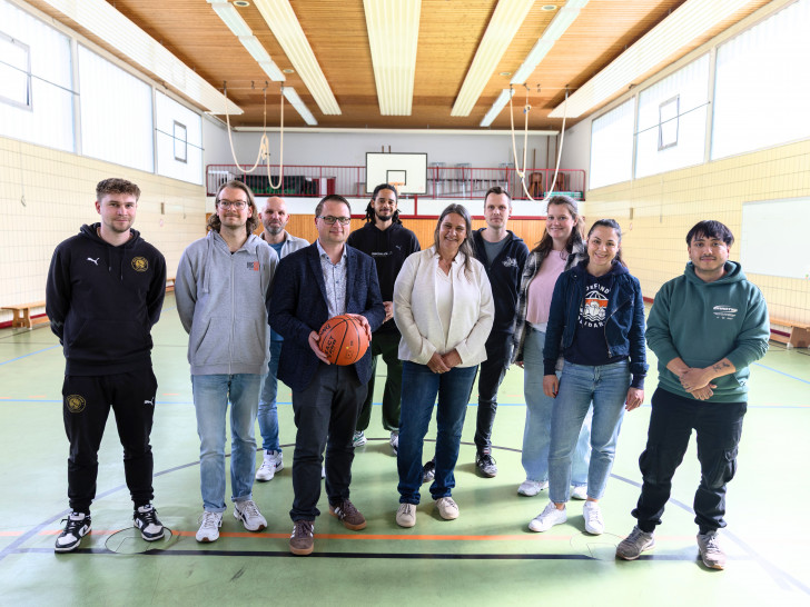  Neues, offenes Angebot für Kinder- und Jugendliche in Salzgitter: Organisatoren und Kooperationspartner feiern den Start von „BasKIDball“ in der Sporthalle der Montessori-Schule in Lebenstedt