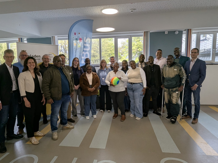 Die erste Gruppe von insgesamt 10 Fahrerinnen und Fahrern mit langjähriger Berufserfahrung im Stadtverkehr von Kapstadt ist bereits in Goslar eingetroffen.