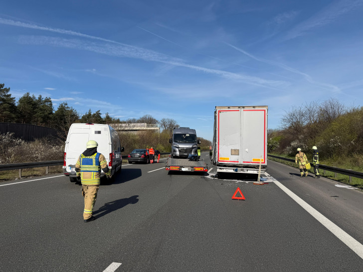 Die Feuerwehr ist derzeit auf der A2 bei Helmstedt im Einsatz.