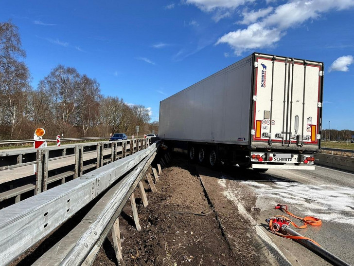 Verkehrsunfall auf der A1: Feuerwehr Wildeshausen dämmt auslaufenden Diesel ein (Archiv)