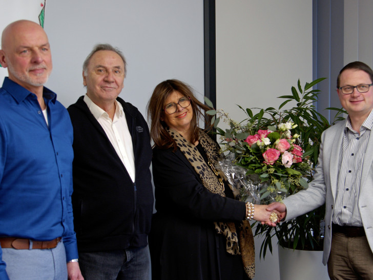 Marco Schmitz, Fachdienstleiter Kinder, Jugend und Familie der Stadt Salzgitter (rechts), bedankt sich im Namen des Oberbürgermeisters, des Rates und der Verwaltung bei Petra und Jürgen Krell für ihre jahrzehntelange Arbeit. Andreas Schewerda, Leiter des Teams Kinderpflegedienst, bedankt sich ebenfalls bei Beiden für ihre wichtige Arbeit (links).