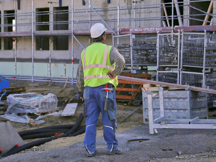 Bauarbeiter auf einer Baustelle (Archiv)