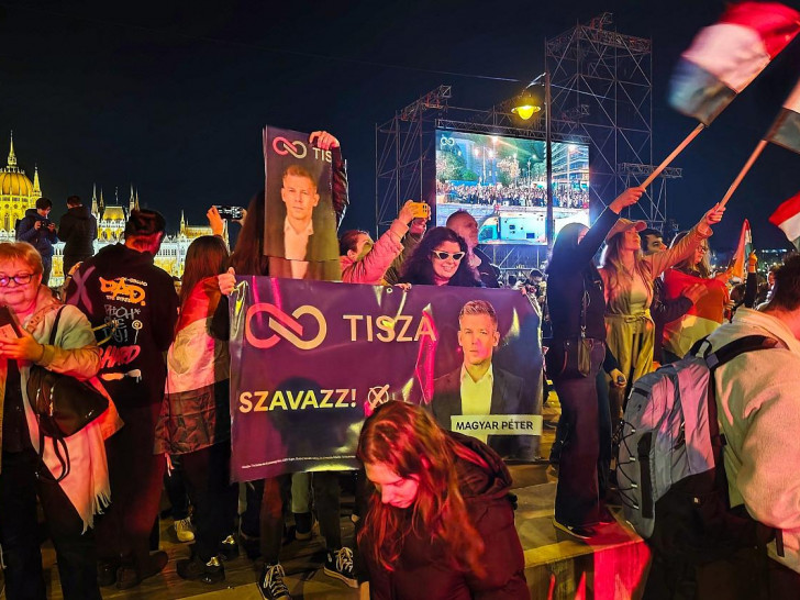 Tisza-Anhänger feiern auf der Wahlparty am 12.04.2026