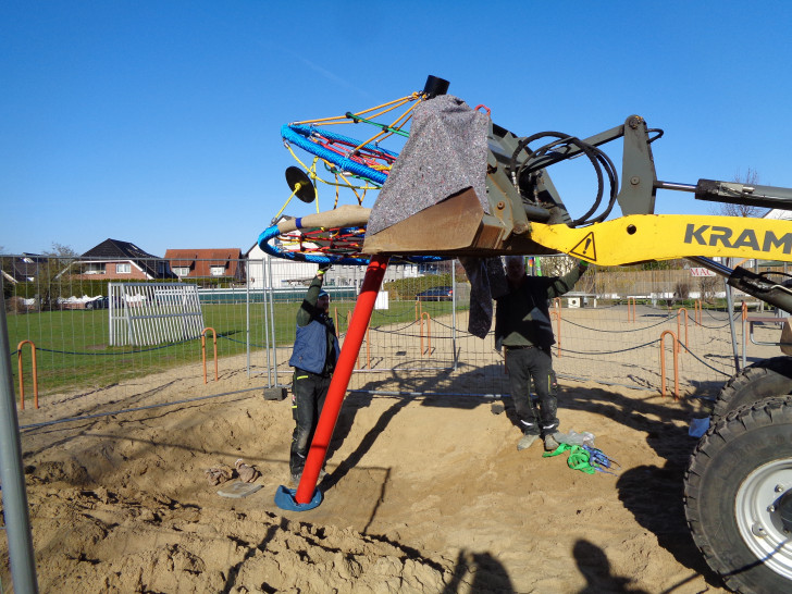 Der Spielplatz Ottos Hof (Kernstadt) wird um ein Drehkarussell und einen dreiteiligen Ballkorb ergänzt.