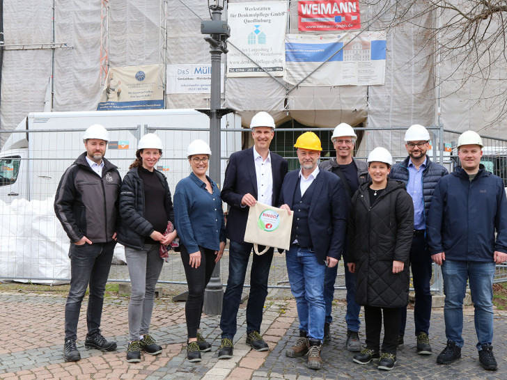 Steffen Kapitzke (Leitung Fachbereich Gebäude), Malin Dyck (Referentin für Umwelt und Naturschutz und Denkmalpflege, Niedersächsische Bingo-Umweltstiftung), Isabel Krekel (Assistentin der Geschäftsführung, Niedersächsische Bingo-Umweltstiftung), Karsten Behr (Geschäftsführer der Niedersächsischen Bingo-Umweltstiftung), Bürgermeister Ivica Lukanic, Architekt Christian Pahlke (ppb), Kristina Kark (Sachgebiet Controlling und Fördermittel), Axel Sievers (Finanzsteuerung) und Fabian Schlauch (Kämmerei).