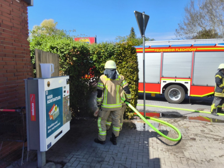 In Flechtorf war eine Hecke in Brand geraten.
