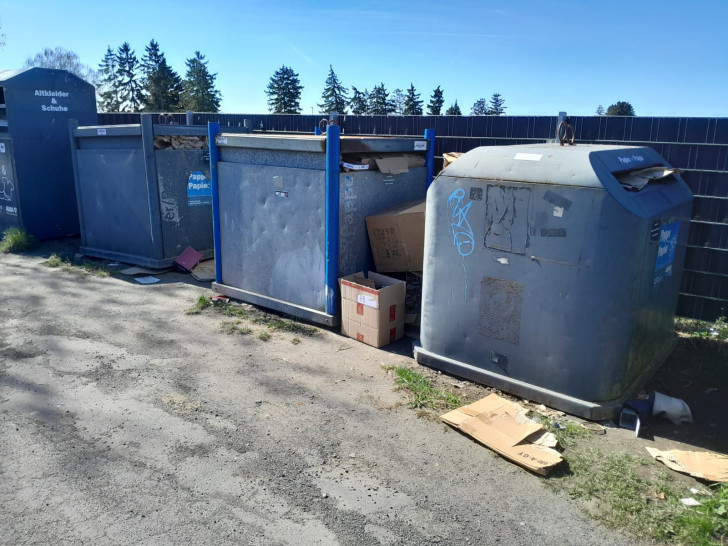 Die "Vermüllung" der Containerstation in Waggum sorgt für Unmut.
