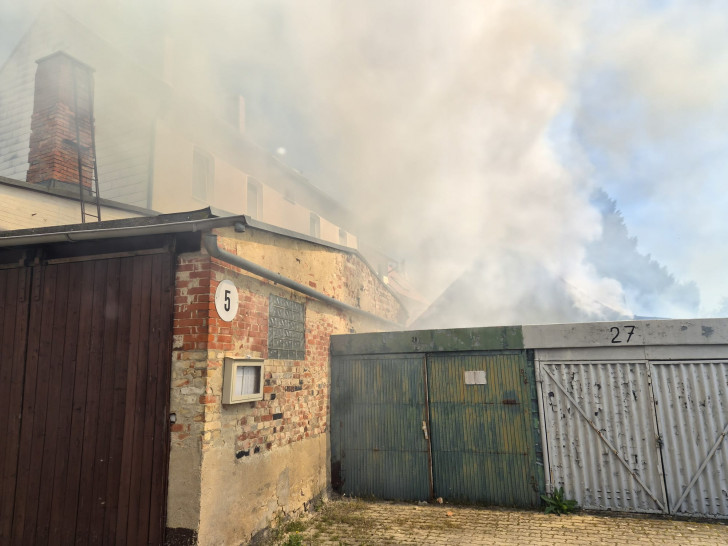 Das Feuer verursachte eine dichte Rauchwolke.