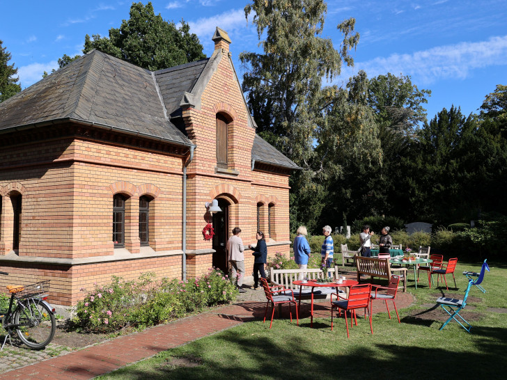 Das Café Kränzchen in und vor der Remise auf dem Hauptfriedhof Braunschweig.